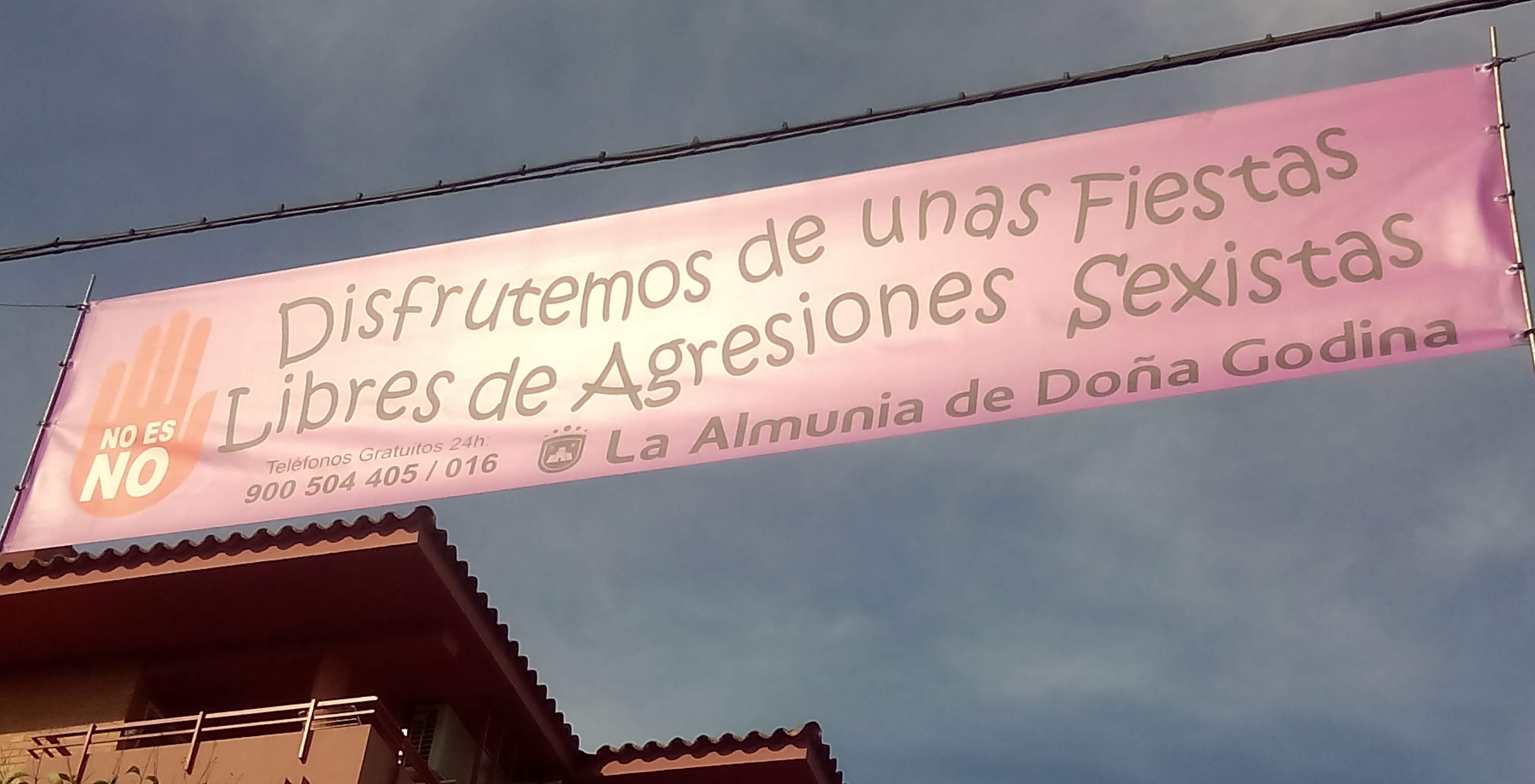 Pancarta instalada en la calle Goya con el lema "NO ES NO"